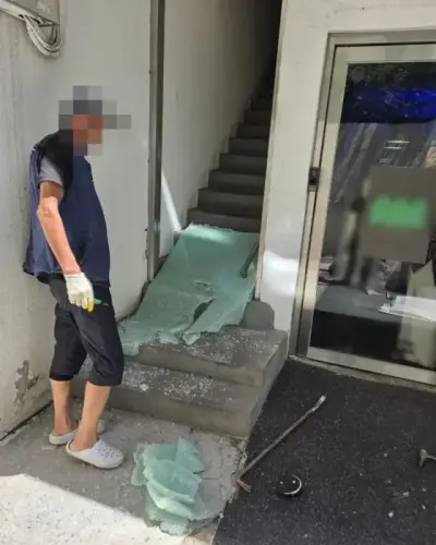 성수동 출입문 파손 후 강화유리 교체 사례 현장